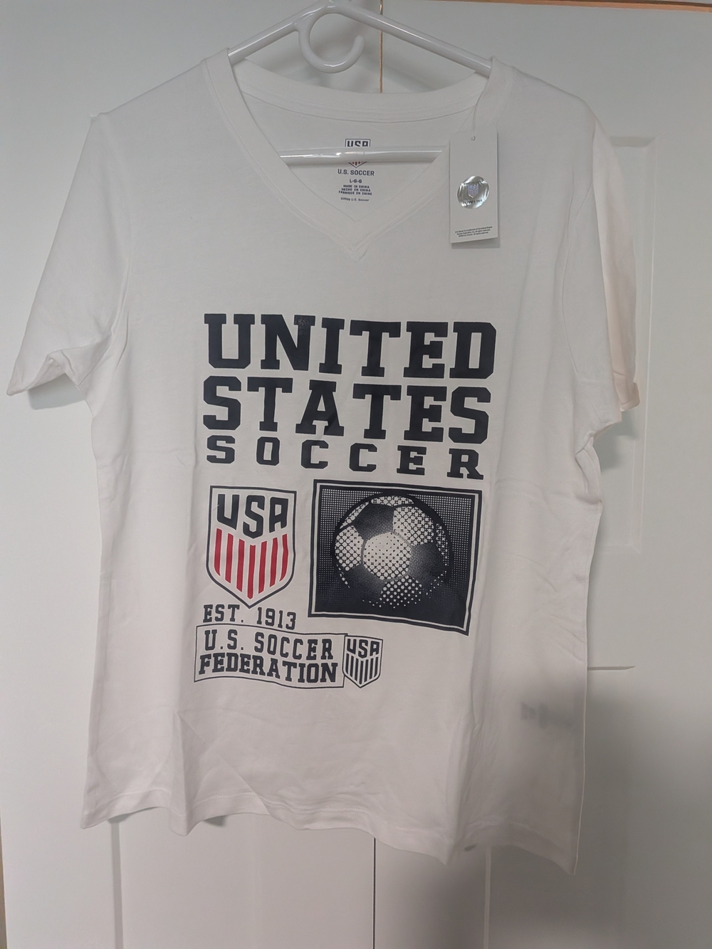 2026 USA Soccer Federation Short Sleeve White V Neck T Shirt Size Large NWT